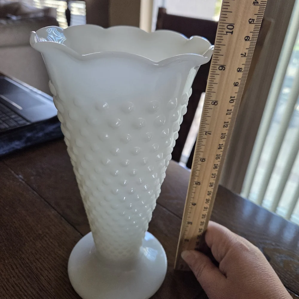 Anchor Hocking Dot & Dash Hobnail Milk Glass Scalloped Edge Vase🐣